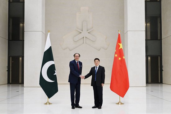 中国人民银行行长潘功胜会见巴基斯坦财长穆罕默德·奥朗则布